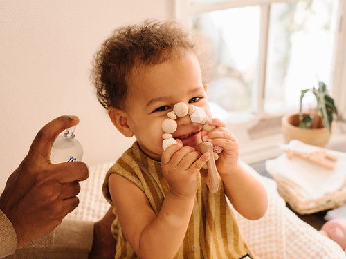 Padre aplica colonia perfumada para bebés de Mustela en su hijo. slider - Mustela España - 3
