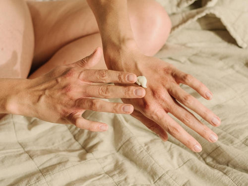 La textura de la crema Stelatopia+ es ideal para calmar las sensaciones de picor causadas por la dermatitis atopica. - Mustela España - 8