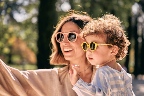 Una mamá y su bebé disfrutan de la montaña mientras protegen sus ojos con gafas de sol ecológicas y de goma reciclada de Mustela by Parafina. - Mustela España - 6