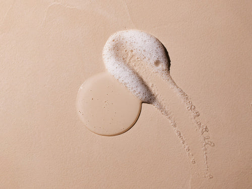 Textura ligeramente espumosa del gel de baño cabello y cuerpo de Mustela, certificado BIO - Mustela España - 4