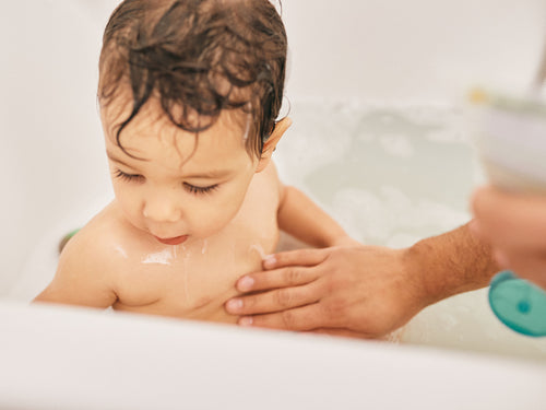 Un padre da el baño a su niño usando el gel de baño y ducha Stelatopia de Mustela - Mustela España - 5