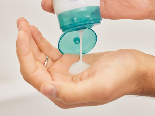 Madre utiliza el dosificador del bote de gel de baño Stelatopia para aplicar la cantidad justa de producto para dermatitis atópica en sus hijos. - Mustela España - 4