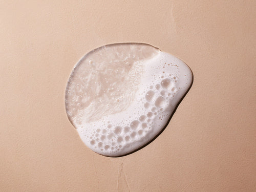 El gel de baño suave Mustela tiene una textura agradable con ligera espuma al aplicar en el cuerpo del bebé. slider - Mustela España - 4