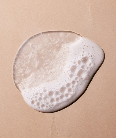 El gel de baño suave Mustela tiene una textura agradable con ligera espuma al aplicar en el cuerpo del bebé. 