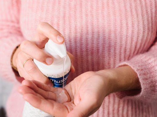 El gel de ducha suave mustela con dosificador aplica la cantidad adecuada para la piel de tu bebe - Mustela España - 5
