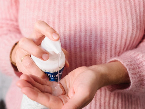 El gel de ducha suave mustela con dosificador aplica la cantidad adecuada para la piel de tu bebe - Mustela España - 3