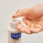 El bote de gel de ducha nutritivo para piel seca de Mustela lleva un dosificador para aplicar la cantidad justa de producto en la mano.
