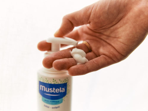 El aplicador de la loción corporal hidratante Mustela dosifica la cantidad justa en tu mano - Mustela España - 5