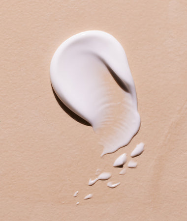 textura untuosa de la leche limpiadora Mustela para cara, cuerpo y zona de pañal. 