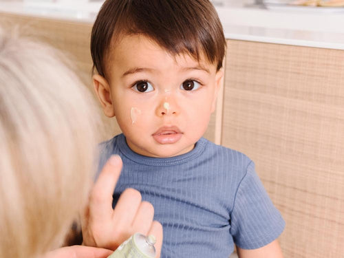 Una mamá aplica bálsamo universal con extracto de aguacate Mustela en la cara de su bebé - Mustela España - 5