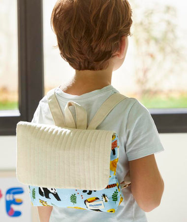 Un niño lleva su mochila jungla para la guardería. 