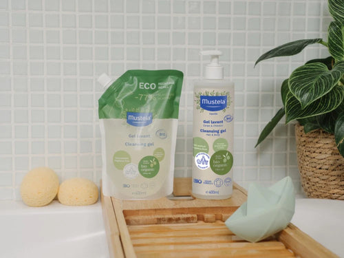 El eco-refill del Gel-champú Bio permite rellenar la botella una vez este vacía y limpia. - Mustela España - 3