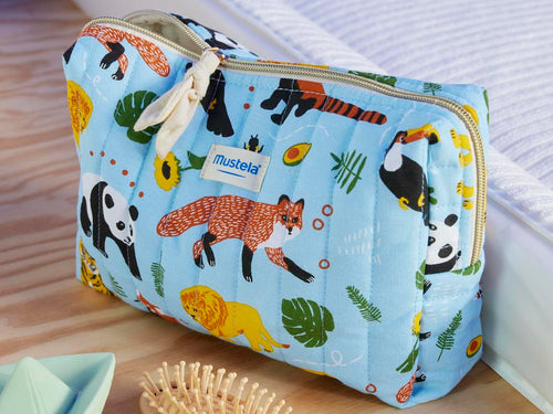Un neceser con cremallera y estampado con animales, perfecto para llevarse los esenciales del bebé. slider - Mustela España - 5