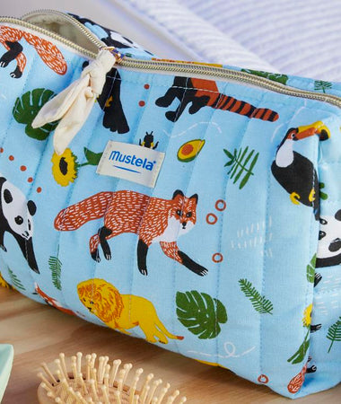 Un neceser con cremallera y estampado con animales, perfecto para llevarse los esenciales del bebé. 