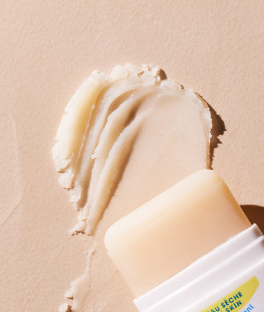 Textura rica de una crema hidratante nutritiva en un formato stick, muy práctico. 
